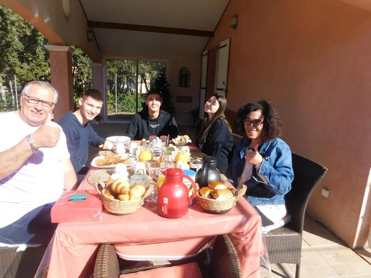 Chez Marie Bed & Breakfast Regusse